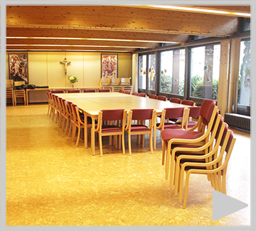 Konferenzstuhl mit Holzgestell Konferenzstuhl mit Holzgestell