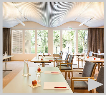 Konferenztisch mit Holzgestell